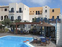 Kalimera Hotel (2*) in Akrotiri, Santorini; the pool and the pool bar