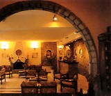 Olympic Hotel in Delfi: sitting area with fireplace