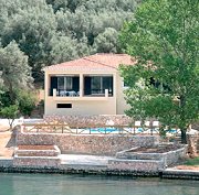 The seafront villa Mahera in Lefkas