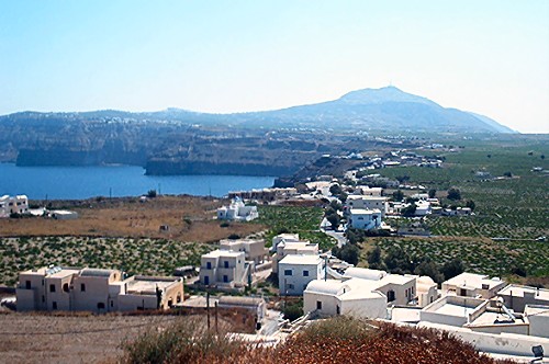 The village - -picture taken by our client Barbara & Philippe Owens, http://www.twobagels.org/Greece/santorini.htm
