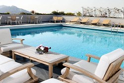 Bar sur le toit à côté de la piscine