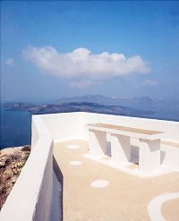 This is where the ceremony takes place: it is to the right of the chapel, a small terrace that hungs on the cliffs