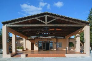 The entrance to the hotel