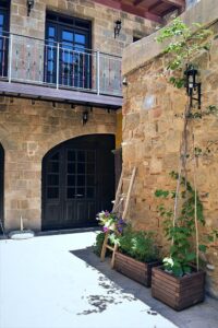 Closer view of the courtyard of the hotel